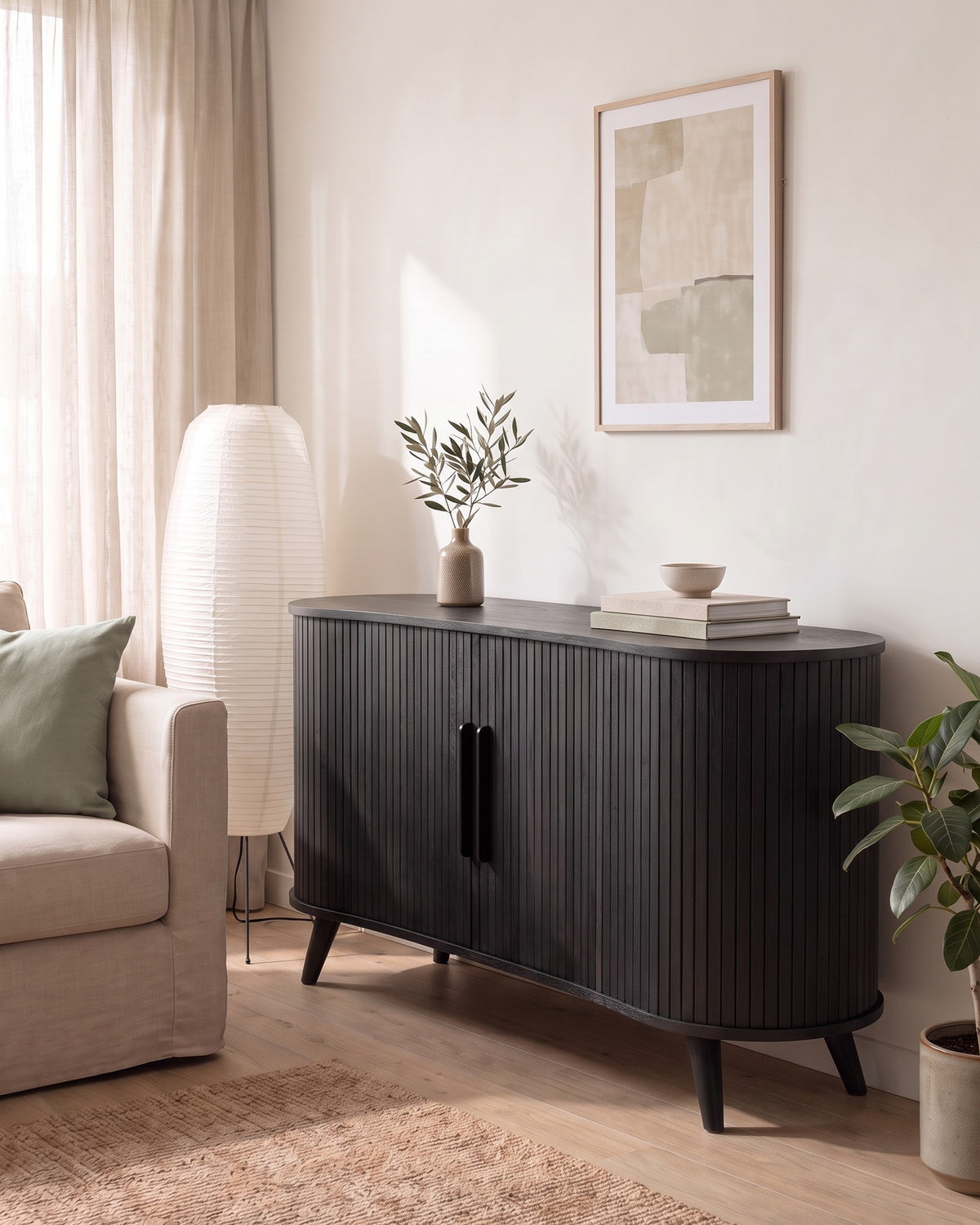 Luncera tv-meubel retro ovaal 160 cm in zwart, in gebruik in het interieur