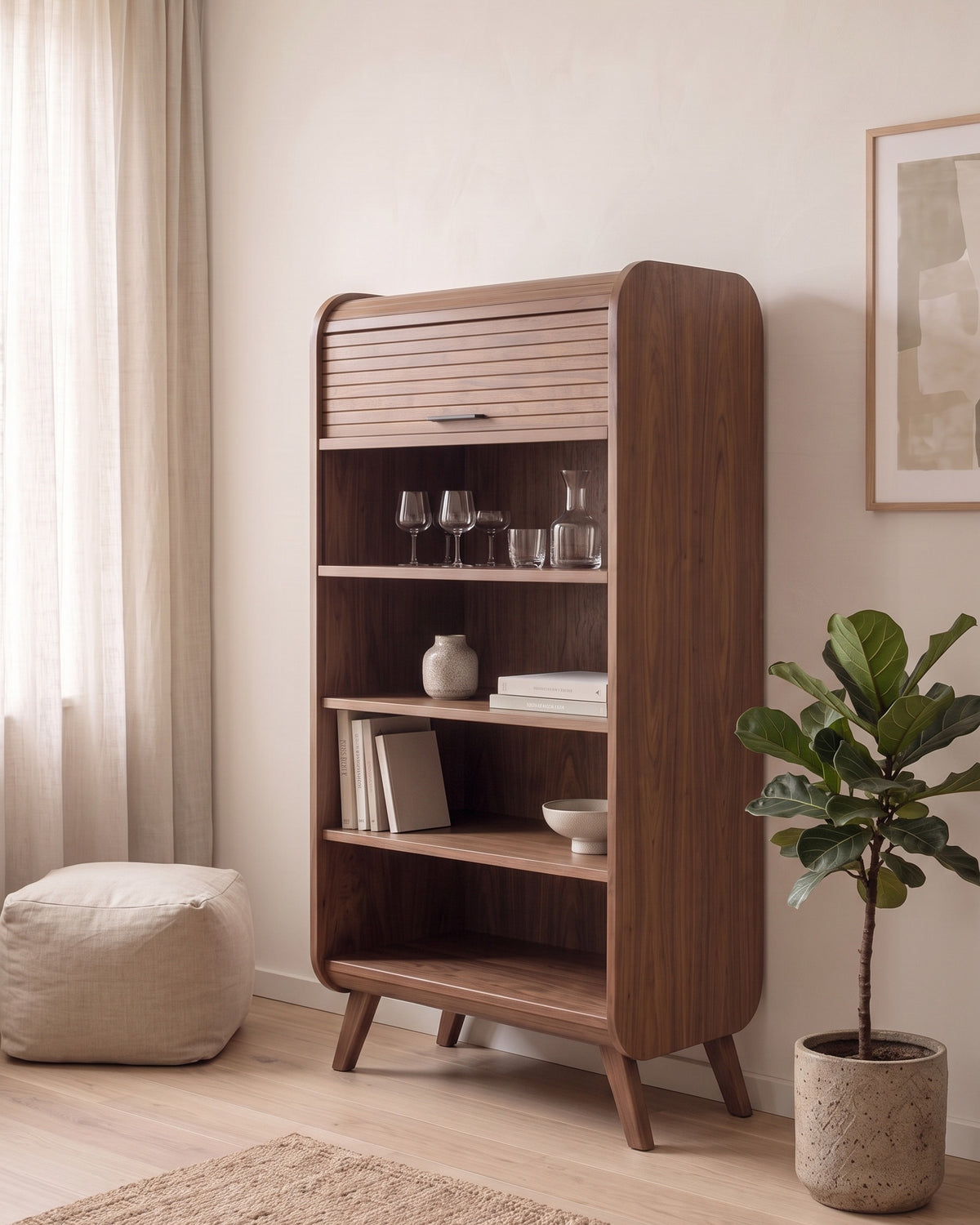 Luncera vitrinekast met rolluik in walnoot, in gebruik in het interieur